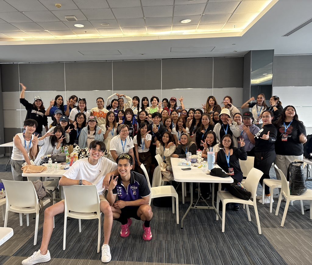 po_mike22's tweet photo. สองวันนี้สนุกมากจริงๆ ปีที่แล้วก็อยากมาดูพี่โอมแข่งรถแต่ไม่มีโอกาส เคยรู้สึกแย่และอยากร้องไห้ด้วย ตอนนี้ความฝันนี้เป็นความจริงแล้ว พี่โอมแข่งรถโคตรเท่จริงๆ น้องอิงค์ก็เหมือนกันแต่ยกล้อเท่เกิน55555 และเป็นครั้งแรกที่มาเจอน้องอิงค์ น้องน่ารักมากเลย เค้ากับพี่โอมคุยกันก็สบายมาก แล้วอยากขอบคุณแฟนคลับพี่ๆคนอื่นที่มาดูแลเรา ถึงแม้ว่าเราคุยไม่เยอะแต่พี่ๆก็เอ็นดูมาก ยังไม่แน่ใจว่าปีนี้จะได้มาอีกไหมแต่เราอยากมาอีกจริงๆ อยากไปกับพี่ๆคนอื่นซัพพอร์ตพี่โอมกับน้องอิงค์ วันนี้ก็ถ่ายรูปกับรถแข่งของ My Idol เบอร์ 58😆 และถ่ายรูปกับแม่จ๋อม บอกแม่ขอบคุณที่ดูแลพี่โอม พรุ่งนี้ก็จะกลับบ้านแล้ว แต่ทั้งสองวันนี้มีคงามสุขมากจริงๆ รักพี่โอม รักน้องอิงค์ รักแม่จ๋อม รักทีมงาน TNP และรักทุกคนมากๆๆๆๆๆเลยยยน้าาาา🥹🐶🏍🧡🫶🏻

RACER OHM PAWAT D2

#BRICSBK2026Round2xOhmD2
#ohmpawat