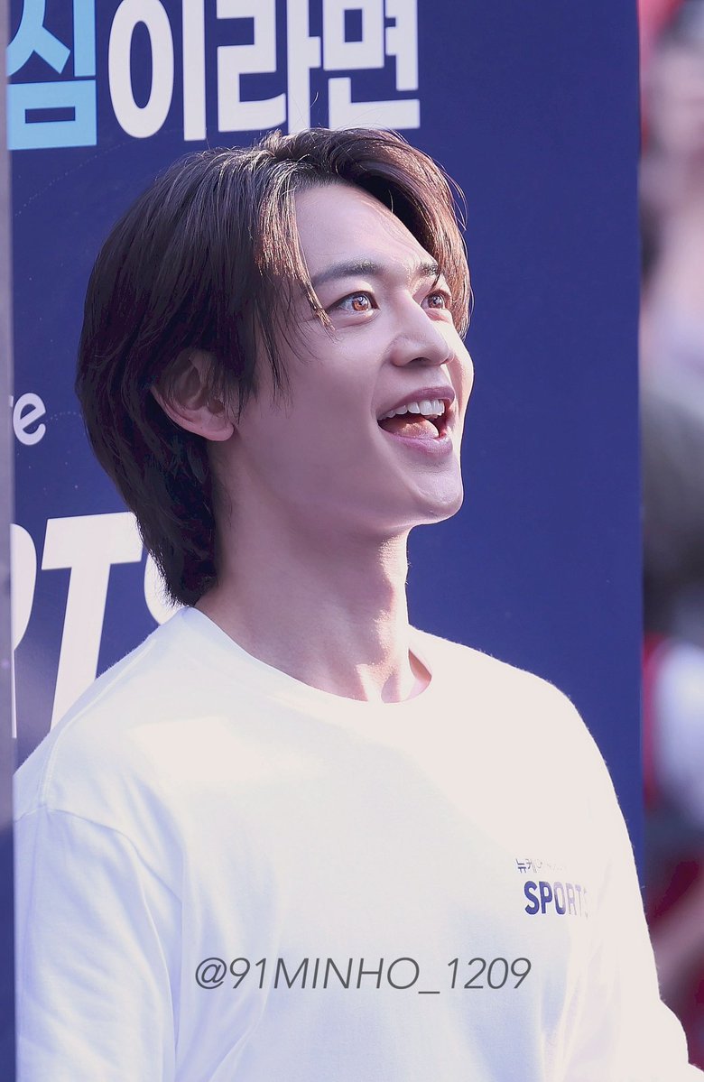 realshinees's tweet photo. wow my name is choi minho and i have gorgeous huge doe brown eyes that glisten and shine in the sun and i have healthy thick long hair that grows fast and hangs just how i want it to and i have a beautiful smile and im so strong and im so tall and im so funny and im- FUCK YOU MAN https://t.co/o2ZQJMH9O9