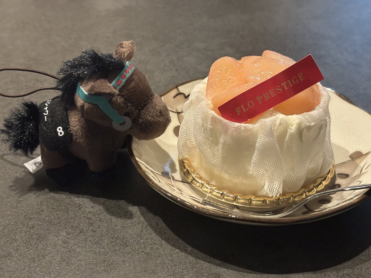 HqRu08022's tweet photo. 今日ガチャガチャでライスシャワー来てくれて欲しかったけろけろパーティのめじるしも引けてケーキも焼肉も食べれて幸せな誕生日だ🥰 https://t.co/ME2ftniW2H