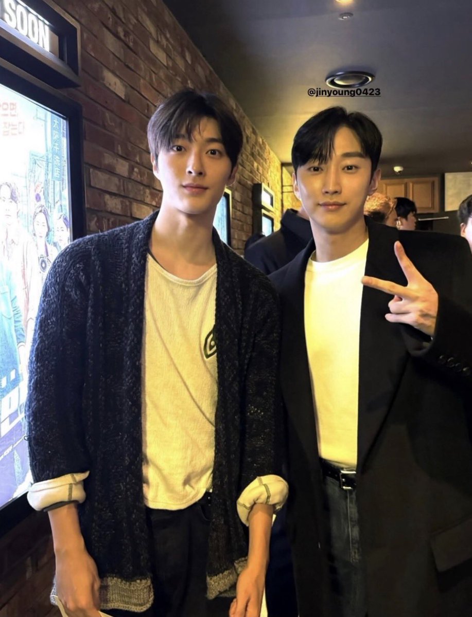 1hux0's tweet photo. 미남들을 느끼자! 느끼자! 느끼자! 

백선호 정진영 둘이 너무 닮앗어 😁😁 https://t.co/2UrKBzvg5v