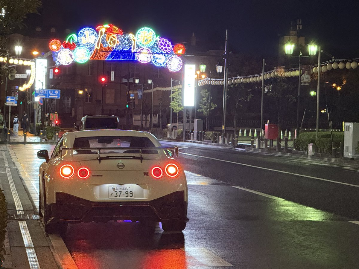 GFR_Owner's tweet photo. 福島からの帰り道、地元・山形の七日町通りへ。

花笠まつりの電飾が点灯していて、雨上がりの路面に映る光がとても綺麗でした。
この景色を見ると、「今年も夏が来たな」と実感します。

GT-Rとの一枚もお気に入りです。

#山形 #花笠まつり  #GTR #R35 #NISSAN https://t.co/FyUI1OiA02
