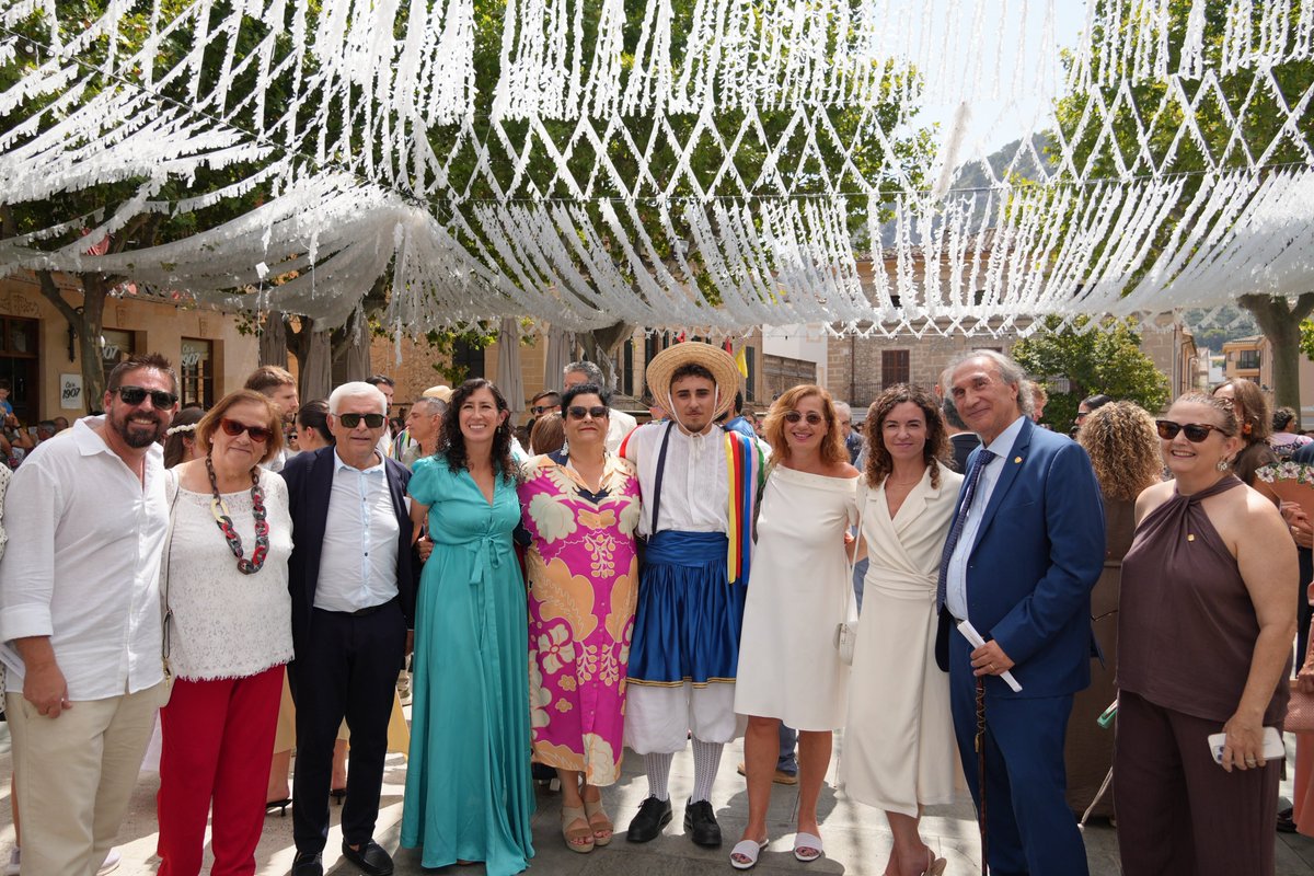 F_Armengol's tweet photo. La tradició, el ball i la màgia dels cossiers i cossieres ha omplit aquest migdia de color i alegria les festes patronals de Pollença.

Una immensa alegria tornar a compartir l'emoció de les pollencines i pollencins en el seu dia gran. 

Visca Pollença i visca la Patrona! https://t.co/edmhIkAaZr