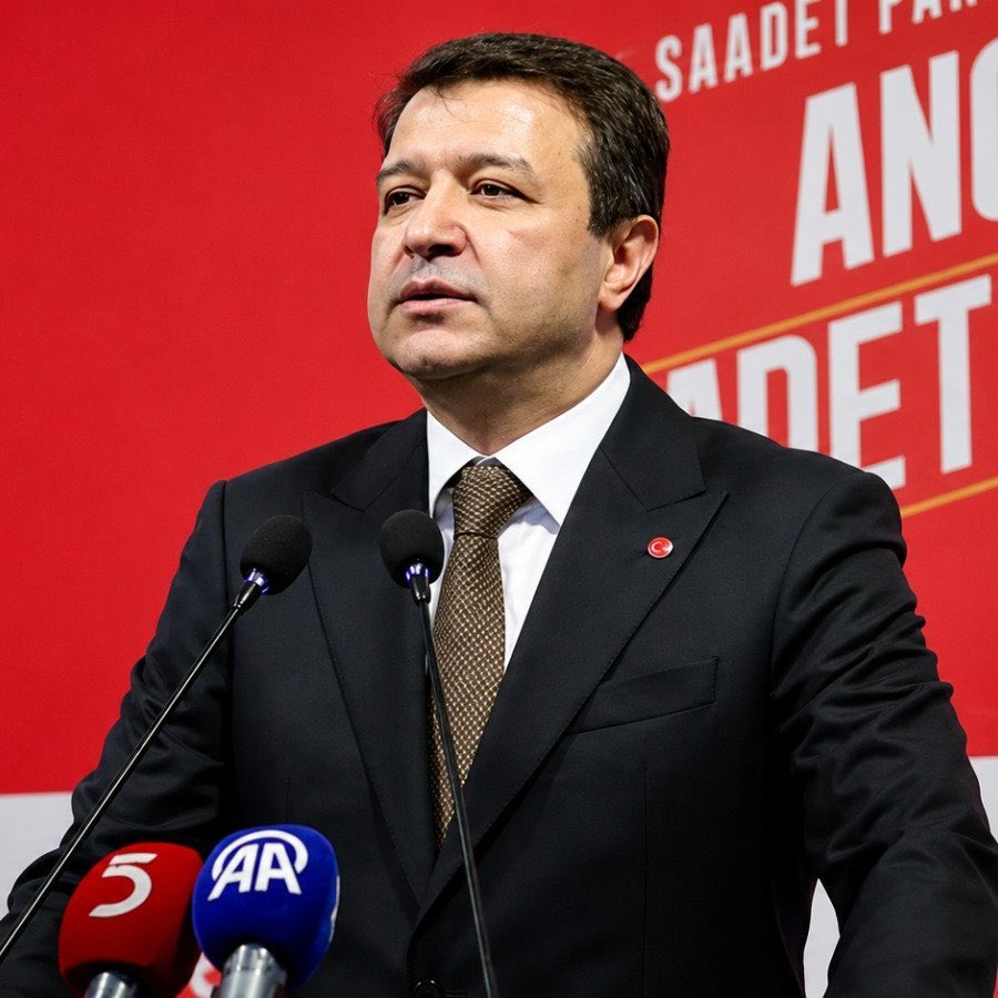 globaleksen1's tweet photo. Saadet Partisi Genel Başkanı Mahmut Arıkan'dan "AHBAP'ın siyasi ayağı ortaya çıkarılmalı" çıkışı:

"Herhangi bir vatandaş  bir yere 50.000 lira gönderse "niye gönderdin?" diye soruluyor. Milyonlarca dolarlık para trafiği yıllar boyunca devam etmiş, kumara para aktarılmış, karşılıksız çeklere, tefecilere para aktarılmış. Ne beklendi?  

Gazeteciler, sanatçılar ifadeye çağrılıyor, çağrılsın. Peki kabinedeki bakanların neredeyse hepsinin Haluk Levent ile boy boy resmi var, onlar ifadeye çağrılacak mı? Siyasi ayağın mutlaka ortaya çıkarılması lazım."