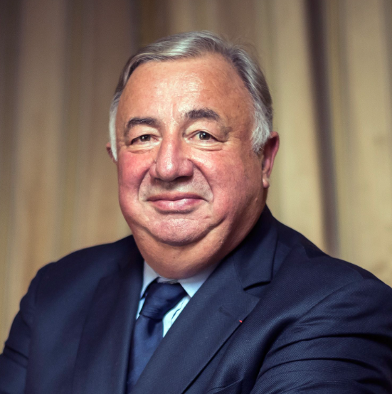 D25168D's tweet photo. G Larcher, c'est comme qui dirait la réincarnation d'un pourceau qui pousserait du groin ses congénères pour pouvoir se baffrer leur part. Une espèce de terreur d'auges. On retrouve ce genre de bestiaux dans le fameux roman « au nom de la rose » d'Umberto Éco. https://t.co/kVoHybziaF