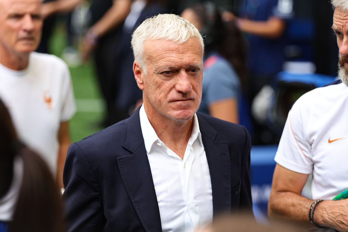 ActuFoot_'s tweet photo. 🚨 DIDIER DESCHAMPS 🇫🇷 NE S’EST PAS SENTI SOUTENU AUX ÉTATS-UNIS, indique le journaliste François Vignolle. ❌

« Il a l’impression que la fédération française est déjà passée à Zinédine Zidane. 

Il y avait comme un mur de Boston, entre le Four Seasons Hotel et les équipes de Diallo. 

Didier Deschamps est quelqu’un de très sensible, paradoxalement »

🎙️ @ParisMatch