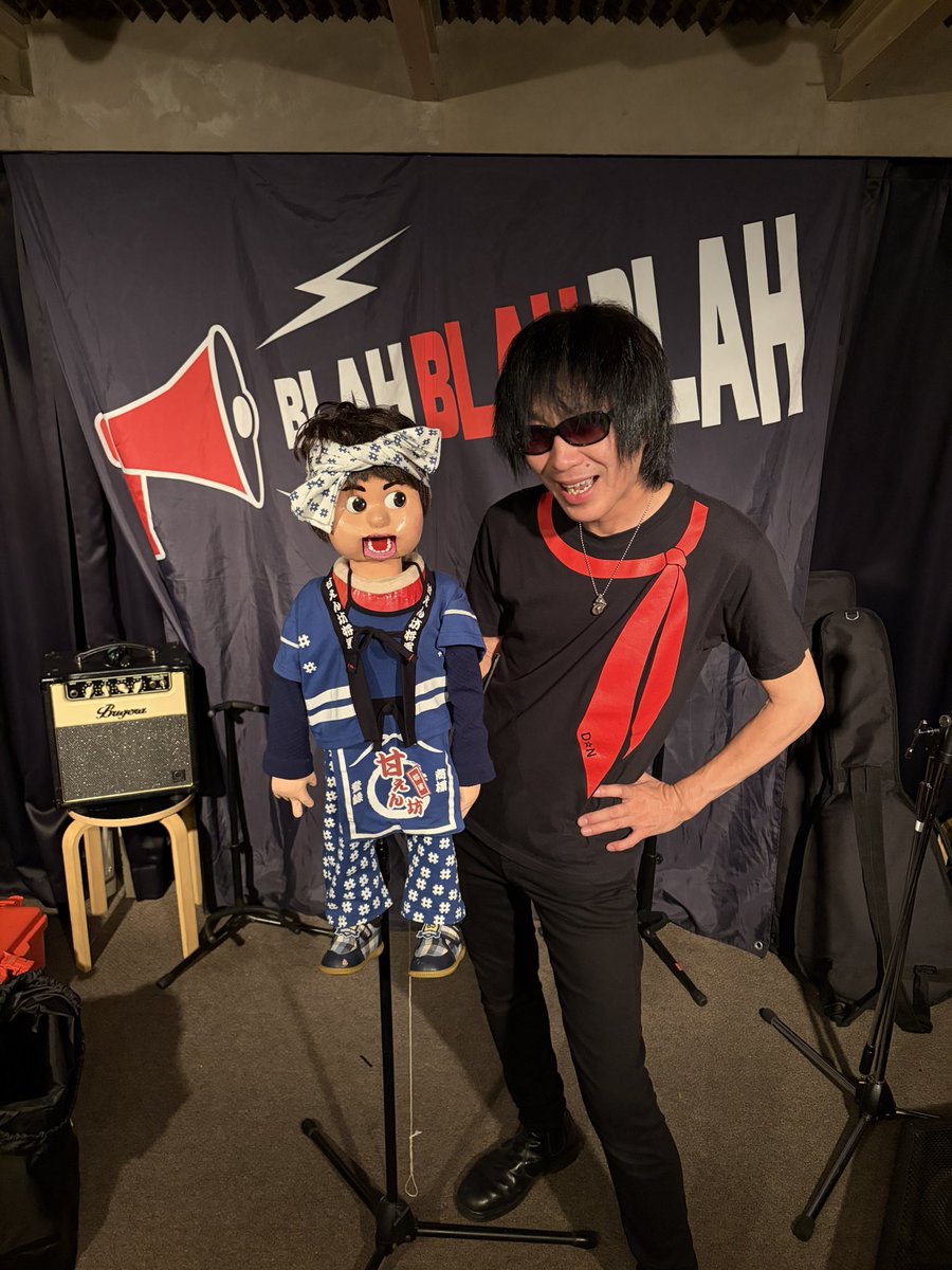 DynamiteNaoki's tweet photo. 西早稲田BLAH BLAH BLAH ワンマン
ソールドアウト満員のお客さん！！
めちゃくちゃ盛り上がったな😎👍
本当にありがとう☆
『イッツ ア ダイナマイト☆ワールド!!!』のタイトル通り、俺のコアでカオスな世界をお届け出来たと思う(^_^;
昨日は腹話術人形の大ちゃんとのユニット���ビュー戦！！
一緒に演奏出来て、みんなの温かい声援で受け入れてもらえて嬉しかったぜ😊✊
またいつかひょいと連れて行く事もあるのでこのユニットの���長も期待していてくれよ😎👦🏻
また昨日みたいな日が来るのを楽しみに頑張るえーp(^_^)q
センキュー😎🎸❤️
