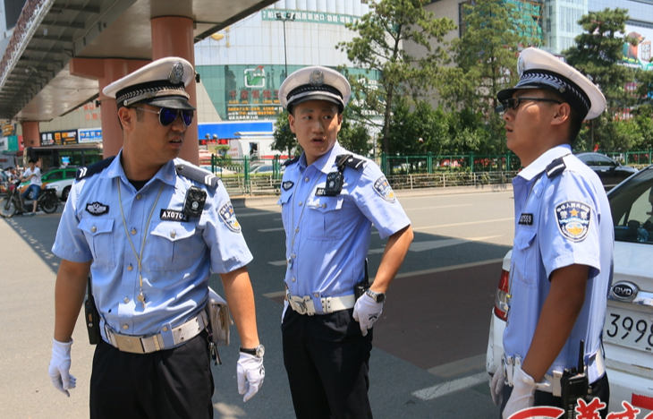 chinalong2021's tweet photo. @JapanBanZaiLove 施主，令堂站街被抓时看见警察带枪吗？什么时候看见警察穿的像令堂的恩客？还有，你什么时候看见中国警察平时穿防弹衣？虽然令堂站街老是被抓，影响你的生活水平，但是造谣是不对的。 https://t.co/A7rjcIQHd8