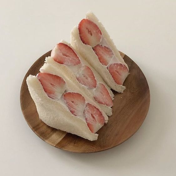 daily_dolce's tweet photo. Fruit sandwiches <3 https://t.co/G9JW34kJSq