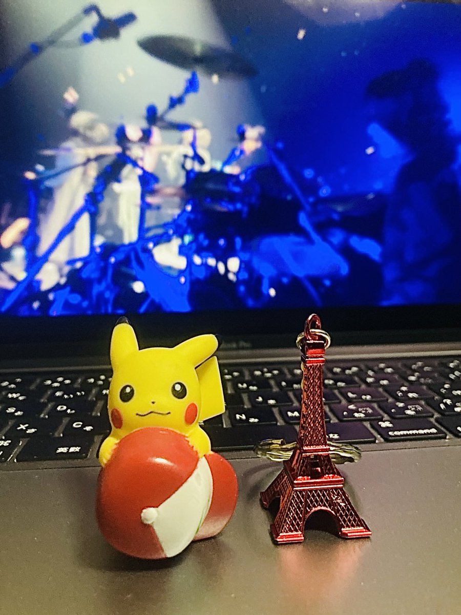 HAYATO_dtp's tweet photo. 暑中お見舞い申し上げます🍧
遅くなりましたがフランスのお土産話を。
公演前日に到着し少しだけ観光をしました。以前に行けなかったモンマルトルの丘に行けて嬉しかった。街並みも建造物がやはり素敵。メンバー皆で色違いでお揃いのエッフェル塔のキーホルダーを購入🗼（なんとスギヤンの奢り😆） https://t.co/iV8uoEcJ4F