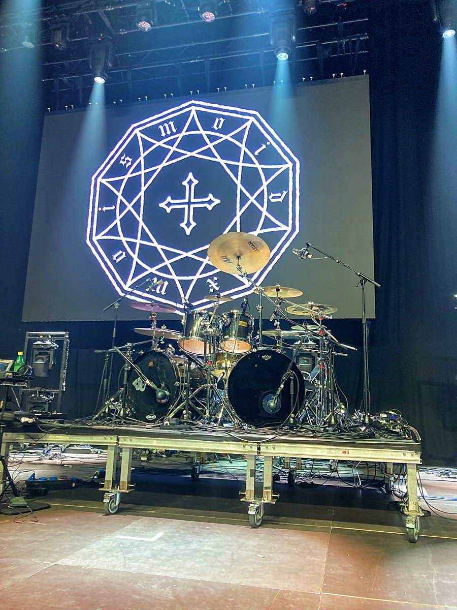 HAYATO_dtp's tweet photo. ワイワイ観光した後はFES会場へ向かい1日目の終演後にリハーサルを開始🥁
色々なチェックをさせてもらいました。
この時間を設けていただいた事で安心感が爆上がり。
深夜までお付き合いくださった現地スタッフの皆様ありがとうございました。 https://t.co/xlpmXHbnKA