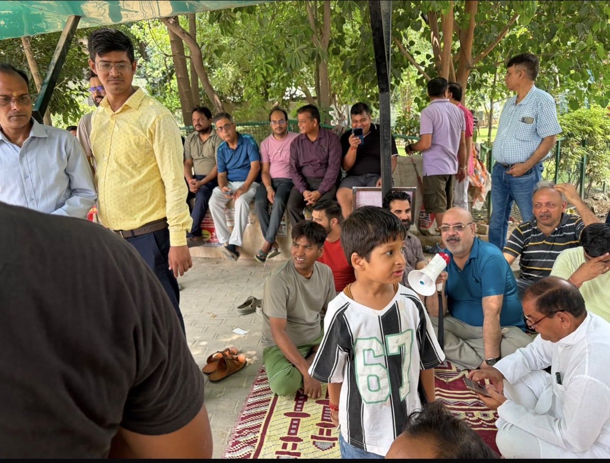 Dk2010Kishor's tweet photo. अन्यायपूर्ण CAM वृद्धि वापस लो!
@myogiadityanath माननीय मुख्यमंत्री जी - कृपया संज्ञान ले। सुपरटेक ईको विलेज-1 के निवासी YG Estates द्वारा 1 जून से बिना सहमति लागू की गई CAM वृद्धि के विरोध में Gate-1 पर शांतिपूर्ण धरना दे रहे हैं।
सभी की मांग है:
✅ CAM वृद्धि तत्काल वापस ली जाए।
✅ सुविधाओं और खर्चों में पूर्ण पारदर्शिता लाई जाए।
✅ निवासियों के अधिकारों का सम्मान किया जाए।

शांतिपूर्ण आंदोलन तब तक जारी रहेगा, जब तक न्याय नहीं मिलता।
@DCPGreaterNoida @SHObisrakh @dmgbnagar @dr_maheshsharma @tejpalnagarMLA @BJP4Bisrakh @BJP4GBNLOKSABHA @BJP4UP @BJP4India 

#SupertechEcoVillage1 #EV1 #GreaterNoidaWest #CAM #ResidentsFirst #Noida #UP

@myogiadityanath @ChiefSecyUP @OfficialGNIDA