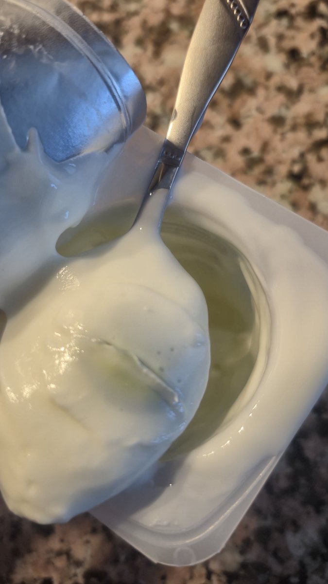 Cemreteachy's tweet photo. Bebekler için üretilen Babymix yoğurdun son kullanım tarihine daha günler varken hali....Cok ama çok üzücü #sütaş https://t.co/qxgwCviDkc