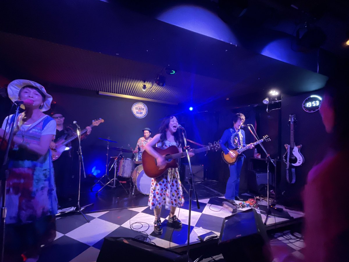 KaedeWassy's tweet photo. 昨年5月に初めて聴いた中村アリーさんと斉藤めいさん。今日はまたこのお二人が対バンということで行ってきました😆
お目当てはお二人でしたが、全組本当に素晴らしかった🙌
#夏フェス  #吉祥寺で待ち合わせ
#BLACKandBLUE https://t.co/FDf56yVLpX