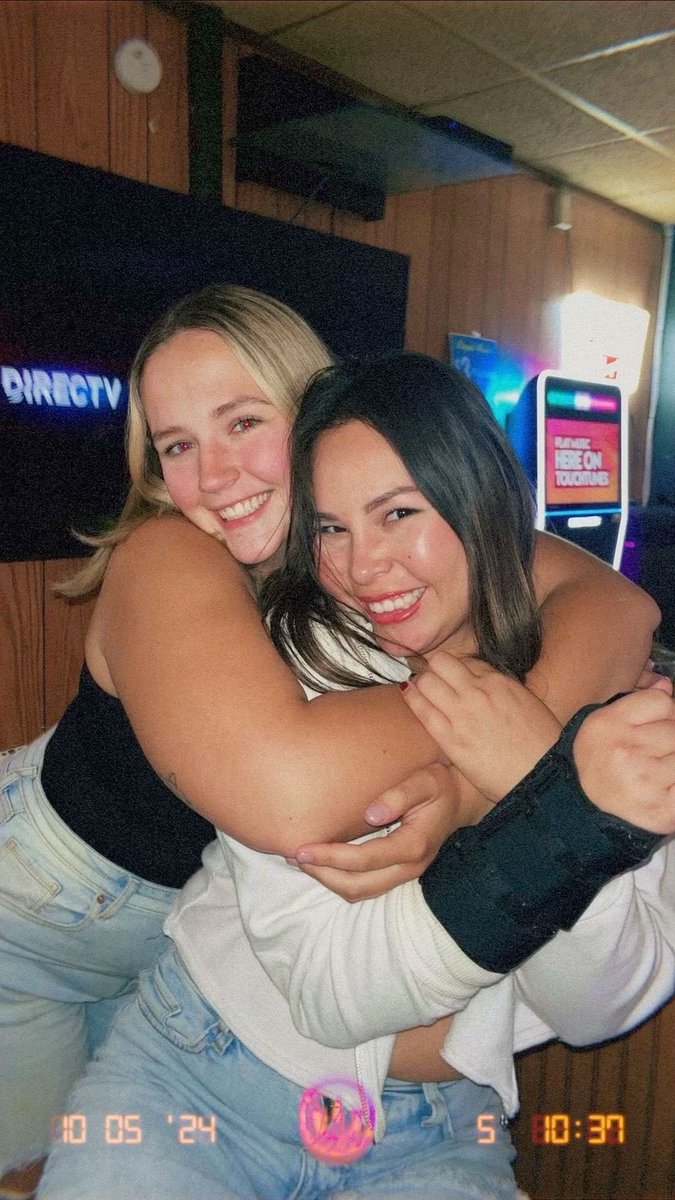 Emliy156's tweet photo. Wishing her happy girlfriend day ❤️❤️ https://t.co/JtYCIbhsee