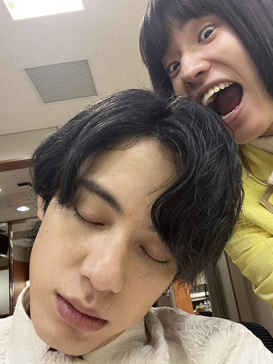 monaki_official's tweet photo. こんばんは〜！おヨネです！🌝

本日は「すみだ産業会館」さんでリリースイベントを行わせて頂きました！！🥳
ご来場頂いた方々、ありがとうございました....！

初めて夏服での特典会でした...！🍉半袖モナキ👶
いよいよ8月に突入して、Zeppのツアーも近づいて参りました...！準備が着々と始まっております！！
リリースイベントも、ライブも会いに来て頂けている一つ一つの機会を「はぁ〜！楽しかった〜🎶」と帰って頂けるように、私達自身もこの毎日をしっかり面白がっていきたいと思います！！☺️

P.S. どこでも寝れるワンちゃんと🐶バウワウ🐾