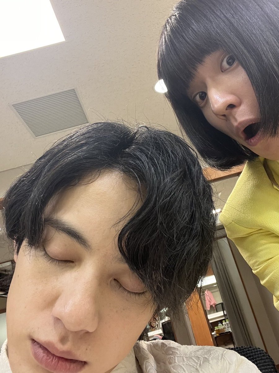 monaki_official's tweet photo. こんばんは〜！おヨネです！🌝

本日は「すみだ産業会館」さんでリリースイベントを行わせて頂きました！！🥳
ご来場頂いた方々、ありがとうございました....！

初めて夏服での特典会でした...！🍉半袖モナキ👶
いよいよ8月に突入して、Zeppのツアーも近づいて参りました...！準備が着々と始まっております！！
リリースイベントも、ライブも会いに来て頂けている一つ一つの機会を「はぁ〜！楽しかった〜🎶」と帰って頂けるように、私達自身もこの毎日をしっかり面白がっていきたいと思います！！☺️

P.S. どこでも寝れるワンちゃんと🐶バウワウ🐾