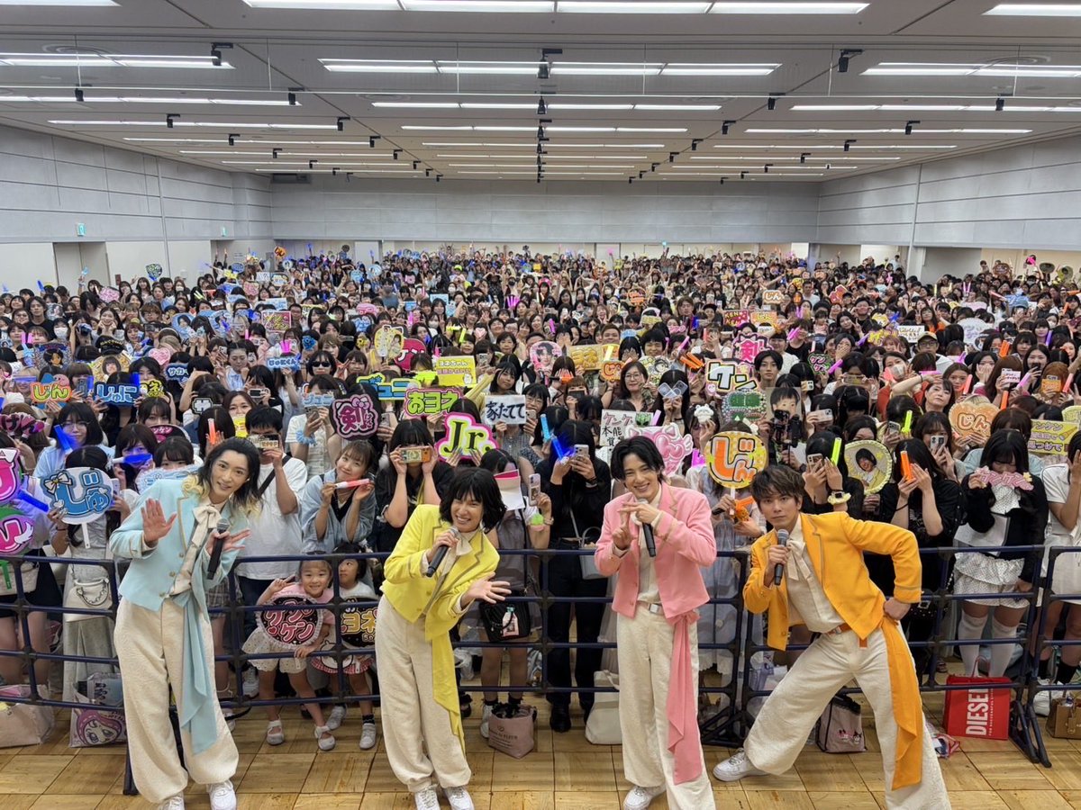 monaki_official's tweet photo. こんばんは〜！おヨネです！🌝

本日は「すみだ産業会館」さんでリリースイベントを行わせて頂きました！！🥳
ご来場頂いた方々、ありがとうございました....！

初めて夏服での特典会でした...！🍉半袖モナキ👶
いよいよ8月に突入して、Zeppのツアーも近づいて参りました...！準備が着々と始まっております！！
リリースイベントも、ライブも会いに来て頂けている一つ一つの機会を「はぁ〜！楽しかった〜🎶」と帰って頂けるように、私達自身もこの毎日をしっかり面白がっていきたいと思います！！☺️

P.S. どこでも寝れるワンちゃんと🐶バウワウ🐾
