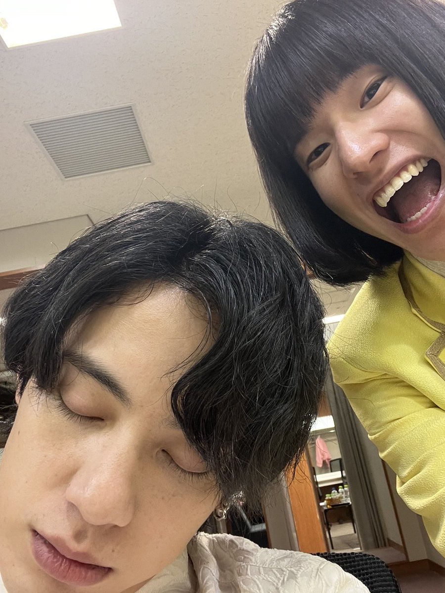 monaki_official's tweet photo. こんばんは〜！おヨネです！🌝

本日は「すみだ産業会館」さんでリリースイベントを行わせて頂きました！！🥳
ご来場頂いた方々、ありがとうございました....！

初めて夏服での特典会でした...！🍉半袖モナキ👶
いよいよ8月に突入して、Zeppのツアーも近づいて参りました...！準備が着々と始まっております！！
リリースイベントも、ライブも会いに来て頂けている一つ一つの機会を「はぁ〜！楽しかった〜🎶」と帰って頂けるように、私達自身もこの毎日をしっかり面白がっていきたいと思います！！☺️

P.S. どこでも寝れるワンちゃんと🐶バウワウ🐾