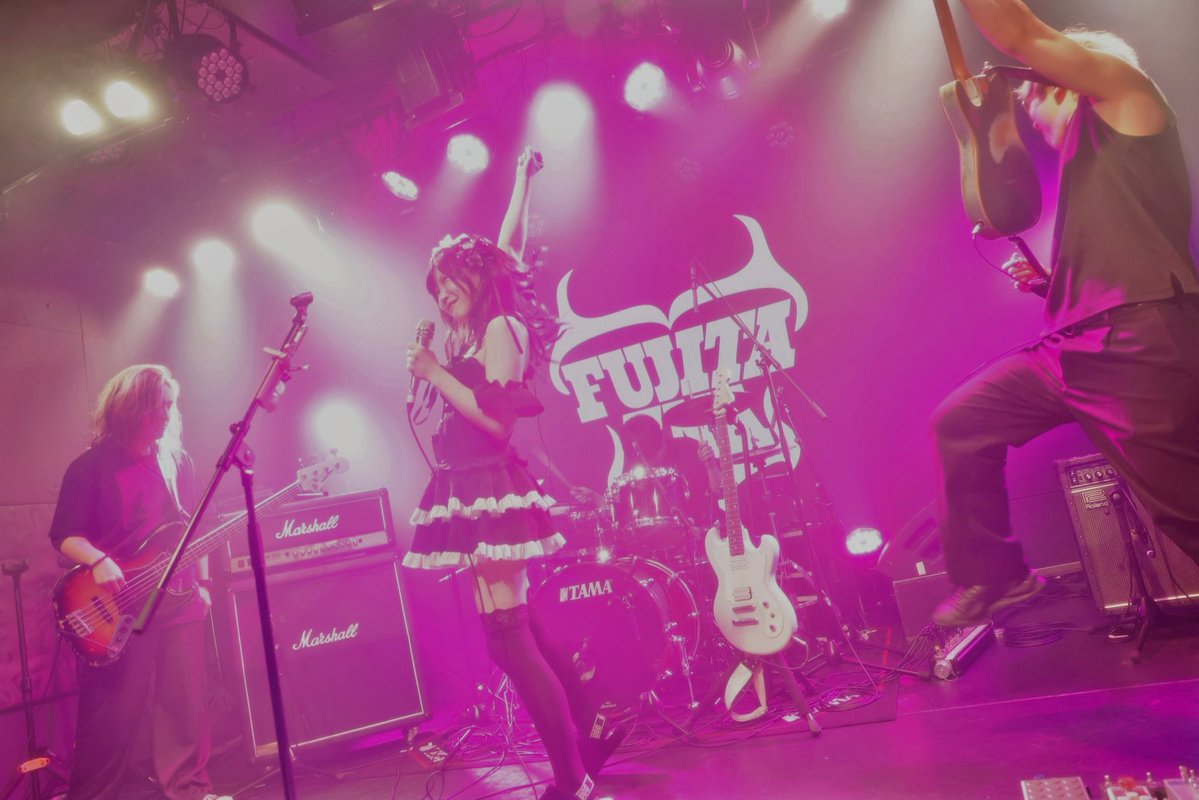 fujitaenamel's tweet photo. 藤田恵名BAND

📍渋谷GRIT

1.噂で嫌いにならないで
2.境界線
3.DEAD STROKE
4.散華岬
5. 等価交換
6. あの子の諸事情
7.404NotFound
8.月が食べてしまった

一緒にライブをつくってくれてありがとう💖 https://t.co/ya8ux7l02M