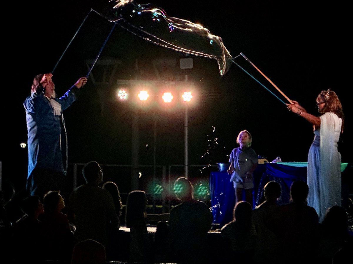 AytoPinto's tweet photo. Qué gran noche pasamos ayer con #PintodeVerano y el espectáculo ‘La Magia de las Burbujas’✨🫧
🫧🎶Al ritmo de la música, las pompas de jabón flotaban, se transformaban dejando impresionantes imágenes para grandes y pequeños, en un sitio único, como nuestro Parque Juan Carlos I https://t.co/j1vQyat1Nw