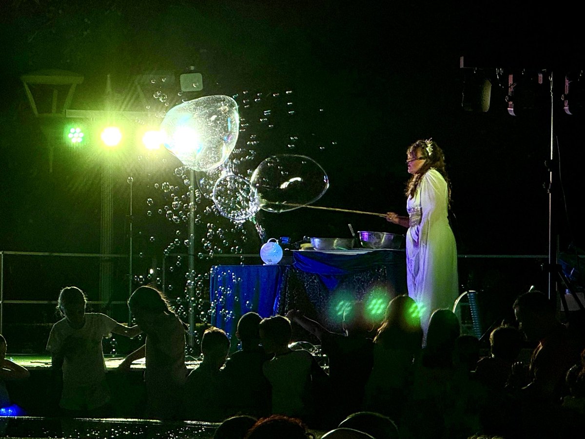 AytoPinto's tweet photo. Qué gran noche pasamos ayer con #PintodeVerano y el espectáculo ‘La Magia de las Burbujas’✨🫧
🫧🎶Al ritmo de la música, las pompas de jabón flotaban, se transformaban dejando impresionantes imágenes para grandes y pequeños, en un sitio único, como nuestro Parque Juan Carlos I https://t.co/j1vQyat1Nw