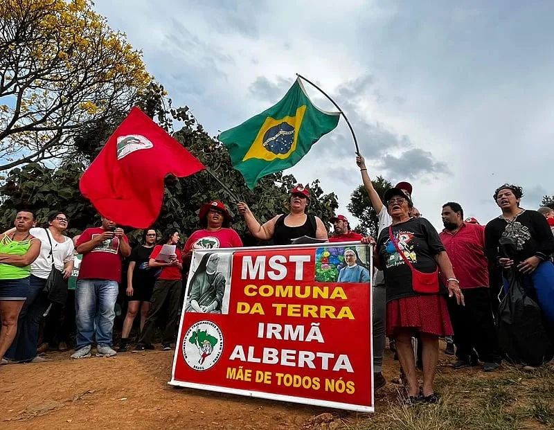 cortezpsol's tweet photo. VITÓRIA!

Após mais de duas décadas de luta, o governo Lula finalmente determinou a desapropriação do terreno onde fica a Comuna da Terra Irmã Alberta, que agora vai se tornar um assentamento.

É mais terra pra nossa gente viver e cultivar alimentos agroecológicos pras famílias brasileiras.

Parabéns aos companheiros do MST pela persistência! A luta é pra valer!
