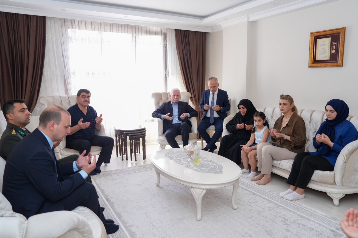 TC_istanbul's tweet photo. Valimiz Davut Gül, Gaziosmanpaşa ilçe ziyareti kapsamında Şehit Er Mahmut Özay’ın hanesine misafir oldu.

Vali Gül’e ziyaretinde, Gaziosmanpaşa Kaymakamı İskender Yönden eşlik etti.

@gul_davut 

#Ailemizİstanbul❤️ https://t.co/HSQKURfiQm