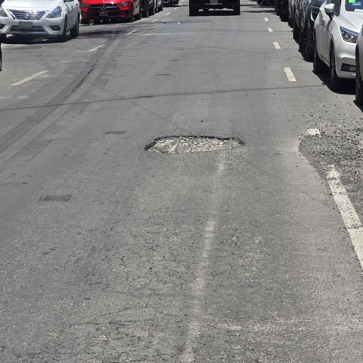 K71Moni's tweet photo. @BJAlcaldia #baches @tlacodelvalle asi todo alrededor del Parque San Lorenzo de vdd que esta administración está muy mal https://t.co/hCR2nebH9T