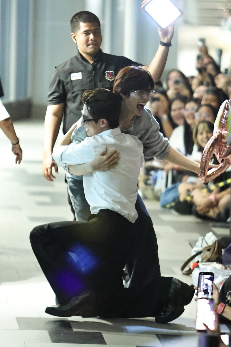 psiluvvu's tweet photo. 260802 :

ผมลาแล้วครับทุกคน คุกเข่าขอแต่งงานแล้ว😭

PSD MOGULARRIVAL FS26  

#งานมหกรรมนิยายนานาชาติ2026xPerthSanta https://t.co/cxiTFFjCr9
