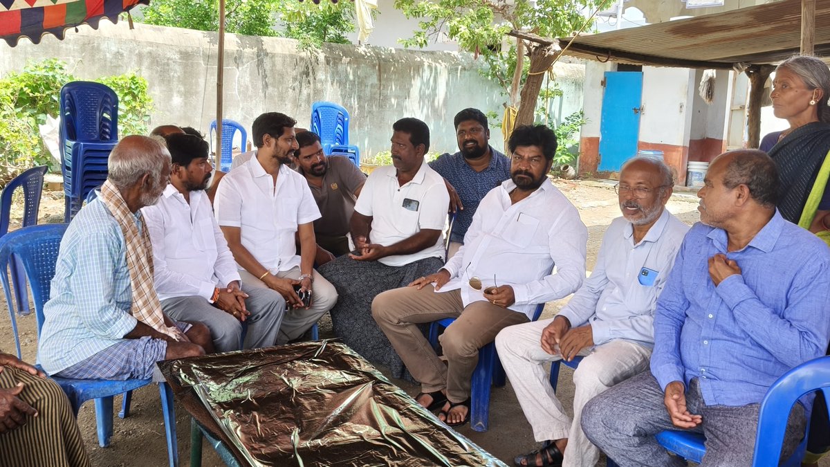 BSNBRS's tweet photo. మహబూబాబాద్ మండలం ఆమనగల్ గ్రామానికి చెందిన వికాస్ కాలేజీ అధినేత ఏనుగుతల ఉప్పలయ్య గారి తల్లి ఏనుగుతల భద్రమ్మ ఇటీవల మరణించగా వారి స్వగృహం వెళ్ళి కుటుంబ సభ్యులను పరామర్శించి ప్రగాఢ సానుభూతి వ్యక్తం చేయడం జరిగింది. https://t.co/NqWSnNzQCG