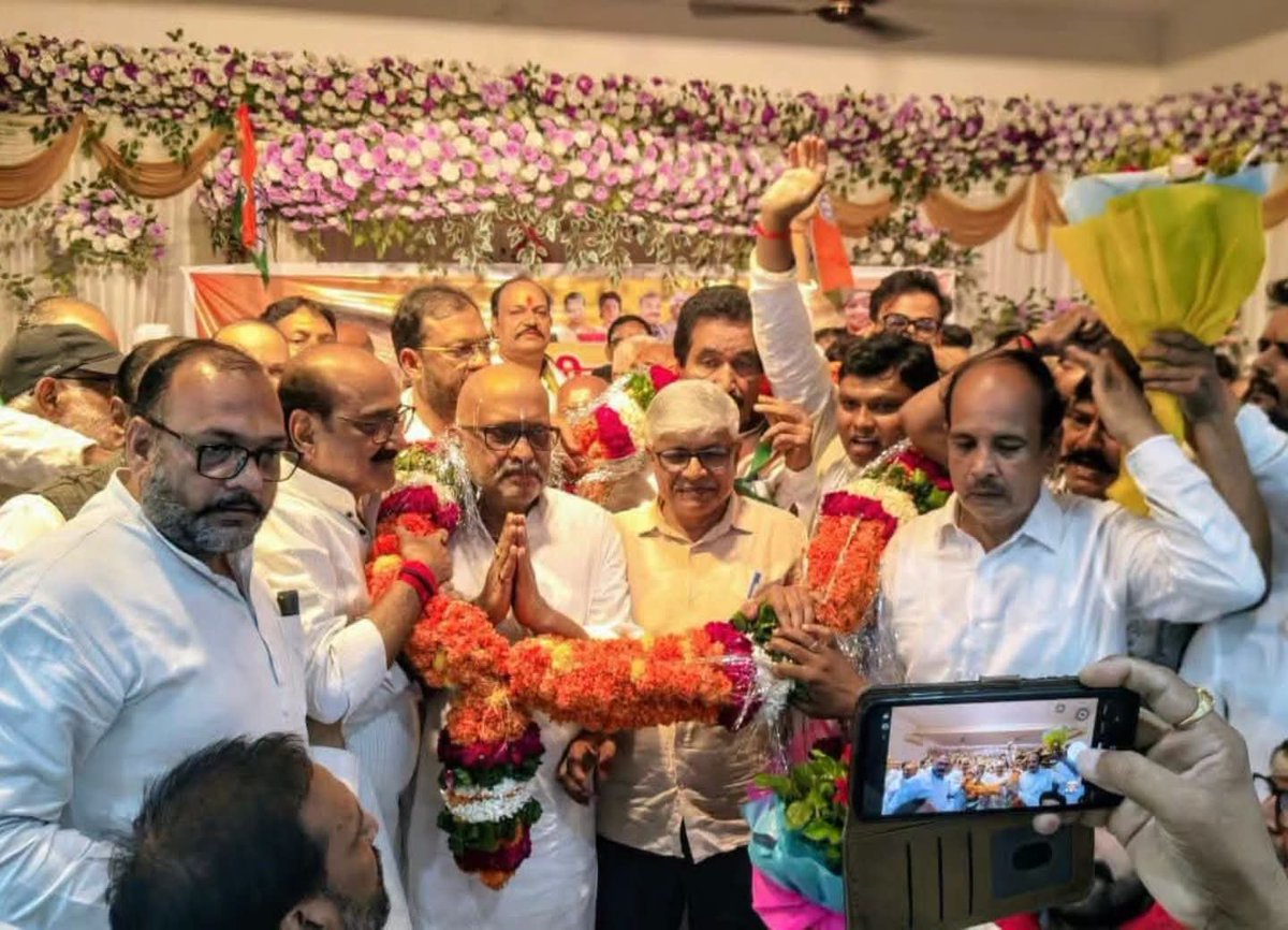 deepakshivhare_'s tweet photo. आज प्रयागराज में आगामी 8 अगस्त को जननायक श्री @RahulGandhi जी प्रयागराज की ऐतिहासिक धरती पर #Chhatron Ki Goonj कार्यक्रम के माध्यम से युवाओं, छात्रों और अभ्यर्थियों की आवाज़ को राष्ट्रीय स्तर पर बुलंद करने आ रहे हैं।
इस गरिमामय कार्यक्रम में मुख्य रूप से उत्तर प्रदेश के प्रभारी श्री राजेंद्र पाल गौतम जी तथा प्रदेश अध्यक्ष श्री अजय राय जी की गरिमामयी उपस्थिति रही।
इसी दूरदर्शी एवं ऐतिहासिक कार्यक्रम की तैयारियों, रूपरेखा और विस्तृत रणनीति को अंतिम रूप देने हेतु आज शंकरलाल स्मारक सभागार (मेमोरियल हॉल, 12/4, कमला नेहरू रोड, फायर ब्रिगेड चौराहा, प्रयागराज) में एक भव्य एवं विशेष संवाद कार्यक्रम का आयोजन संपन्न हुआ।