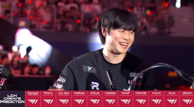 lusanns's tweet photo. this specific genre of kt photos grows https://t.co/Loeh9n6X1z
