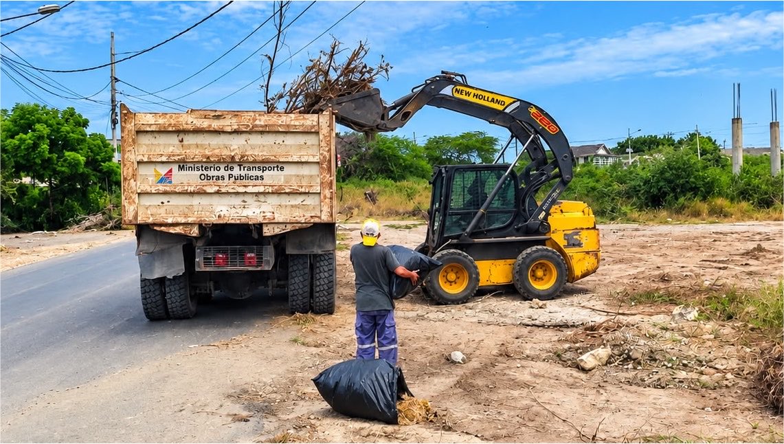 MIT_Ecuador's tweet photo. #SantaElena | En coordinación con la Gobernación de Santa Elena y la Tenencia Política de Ancón, el #MIT continúa ejecutando trabajos de limpieza de maleza y recolección de escombros en los sectores de Prosperidad, El Tambo y Ancón. 🚜

✅ Estas labores buscan prevenir la acumulación de agua y la formación de criaderos de mosquitos, contribuyendo a mejorar las condiciones sanitarias y el bienestar de los habitantes de estos sectores.