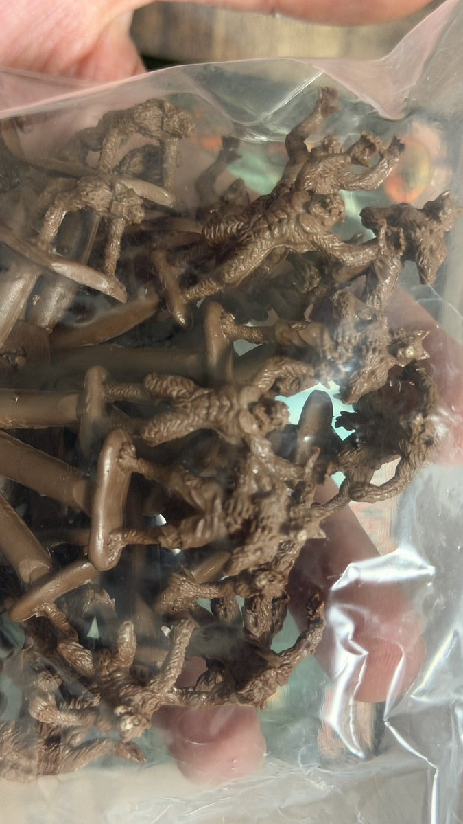 7key_nanakagi's tweet photo. 狼男のミニチュア届いた
凄まじく大味なランナーに狼男がいっぱいくっ付いてる。
ヴァンヘルシングぽい、パッケージのアートがめっちゃ良い https://t.co/nEbRl39oEN