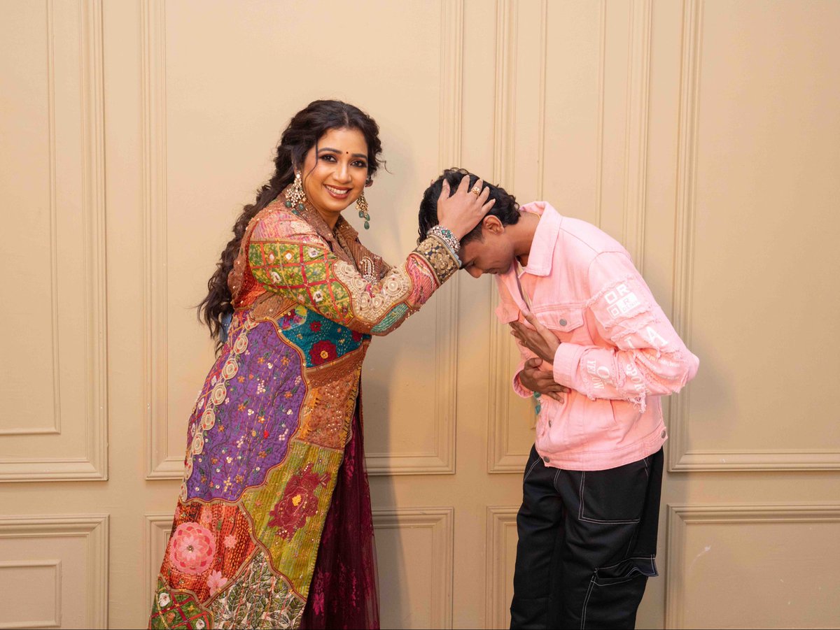 naresh__off_'s tweet photo. Only people who been with  me for long know how many times I have posted about the QUEEN SHREYA GHOSHAL😭😍🥹🫶🏻 

I finally met her after long years .. My bestest day of my life @shreyaghoshal  🫶🏻👑 Munbe vaa in live from you is my most precious moment of my life #ShreyaGhoshal https://t.co/WmeHeozxOX