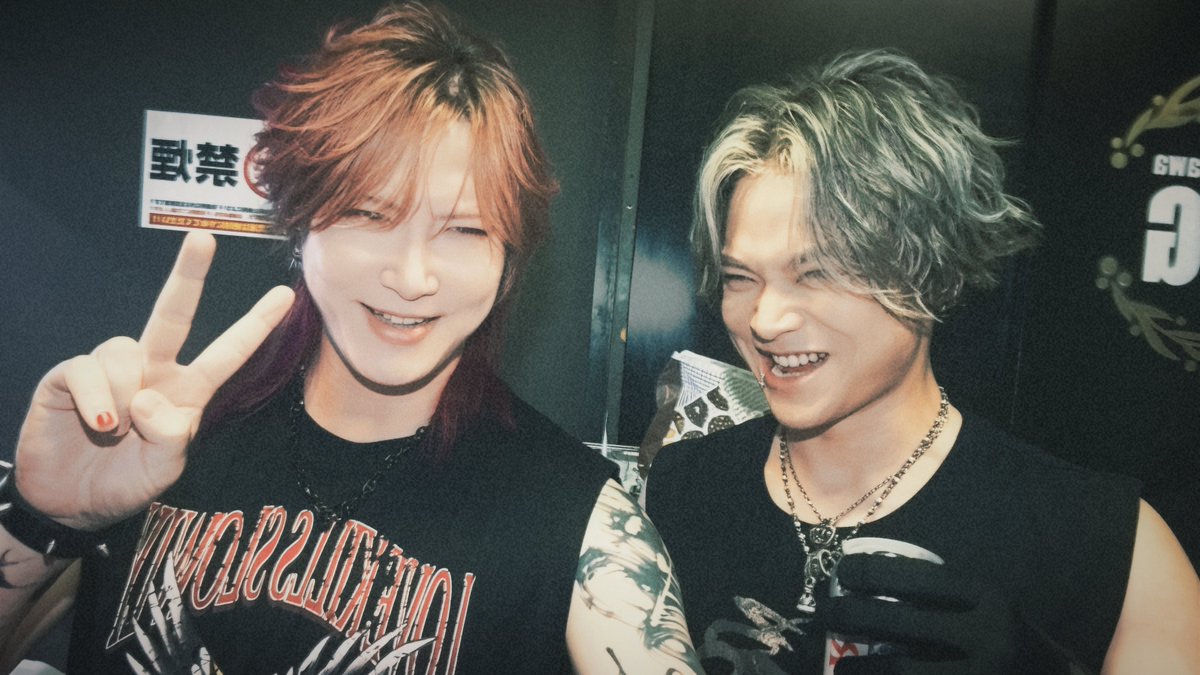 axiz_and_nico's tweet photo. 鳴風40th Anniversary @ 下北ReGゲストで出させていただきました！ありがとうございました！！
鳴風さんとはまだ知り合って7年ほどだと思いますが、年を、歳を重ねるごとにカッコよくなっていく彼から目を離せませんね！
おめ誕🔥 https://t.co/sZHucB5Eh9
