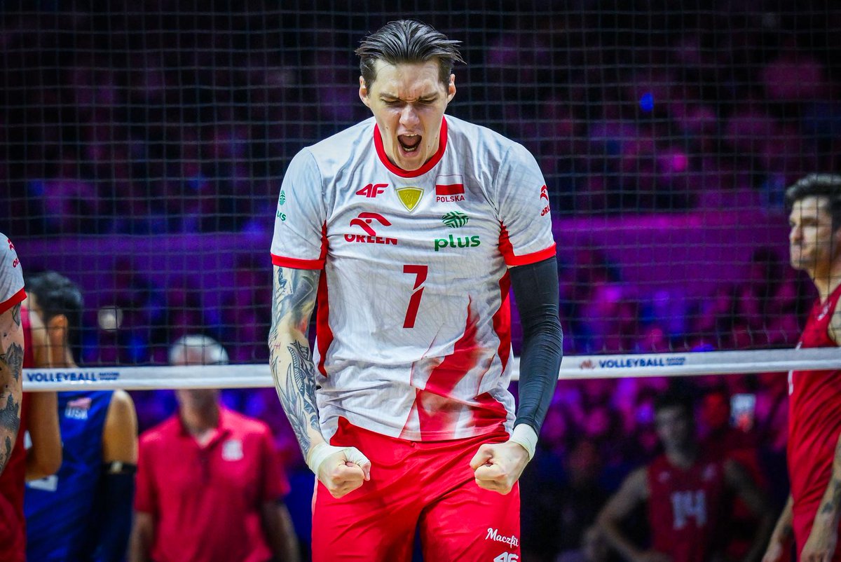TBSvolleyboo's tweet photo. #バレーボールネーションズリーグ
男子決勝
大会連覇を狙う🇵🇱ポーランドvs
悲願の初優勝へ✨🇺🇸アメリカの試合は

フルセットの激闘の末
史上最多3度目の金メダル🥇
ポーランドが優勝👏👏

アメリカ🇺🇸2－3ポーランド🇵🇱
（21-25,25-23,27-25,23-25,10-15)

決勝にふさわしい
素晴らしい試合でした！

約2か月に渡り #ネーションズリーグ を
応援してくださった皆さん
ありがとうございました👏👏

#VNL2026
©volleyballworld