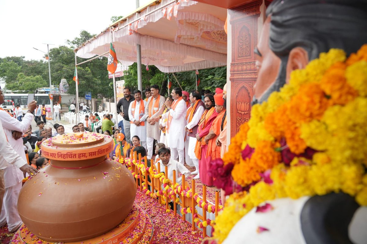 iJagdishBJP's tweet photo. જ્યાં સમરસતા છે, ત્યાં સમૃદ્ધિ છે,
જ્યાં સમાનતા છે, ત્યાં સશક્ત સમાજ છે.

સંત શિરોમણી શ્રી ગુરુ રવિદાસ મહારાજની ૬૫૦મી જયંતી નિમિત્તે યોજાયેલી 'સમરસતા સંકલ્પ અભિયાન' અંતર્ગત 'ભવ્ય કળશ યાત્રા'નું પાટણ જિલ્લાના વિવિધ સ્થળોએ સ્વાગત કરવામાં આવ્યું.

#SamrastaSankalpAbhiyan https://t.co/w2y1WACpVG