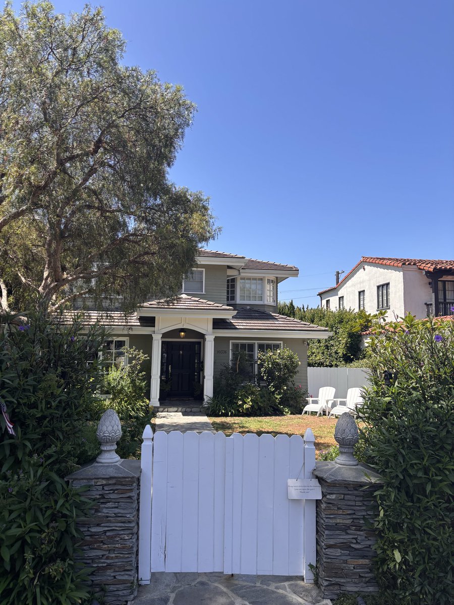 Koffy_9's tweet photo. If you’ve followed me for a while, you know I’m a HUGE Modern Family fan. I’m in Los Angeles visiting and the coolest thing so far is getting a chance to go see and take pictures of these 2 houses!! Anybody recognize these houses??👀 https://t.co/Uh53NAkeRf