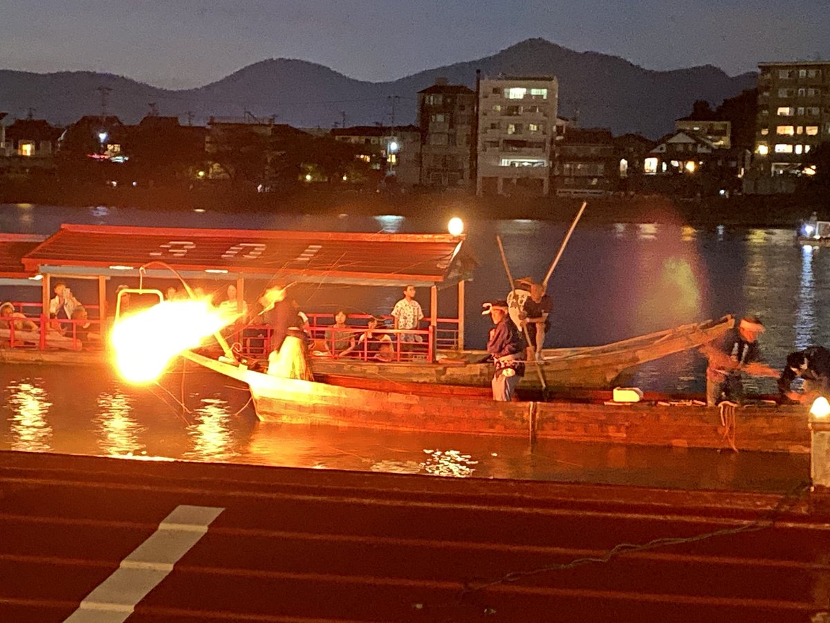 kako__A's tweet photo. 国宝犬山城ライトアップと木曽川船上からのロングラン花火♪
目の前の船から上がり真上で迫力すごい！！
10分間だけどすごく楽しめた(*'▽'*)
8/1〜8/10までの10日間毎日上がるってすごい♪
4枚目は鵜飼 https://t.co/RrzxLibmsq