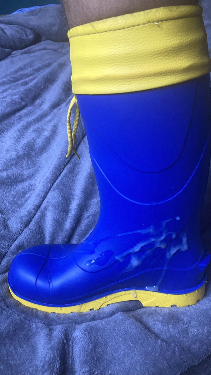 latex_bootss's tweet photo. New boots, a gift from a friend https://t.co/2LqLHNB1lZ