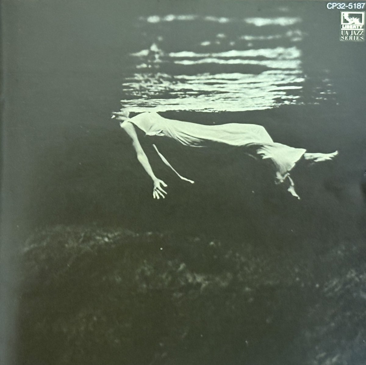OM7341861341855's tweet photo. MY FUNNY VALENTINE Bill Evans-Jim Hall https://t.co/0odNraCkp6
日曜日にはビル・エバンスを
1986年11月に油井正一氏がCDのライナーノーツを書かれ録音日が諸説ある事を述べている。極上のインタープレイ
"UNDERCURRENT"/Bill Evans~Jim Hall(1962年4月-5月録音)
#BillEvans
#JimHall
#音楽三昧 https://t.co/MT6VPor4We