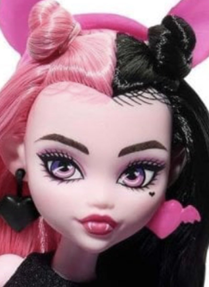 harley_steinn's tweet photo. Draculaura when she had edges twice https://t.co/0INgxElT92