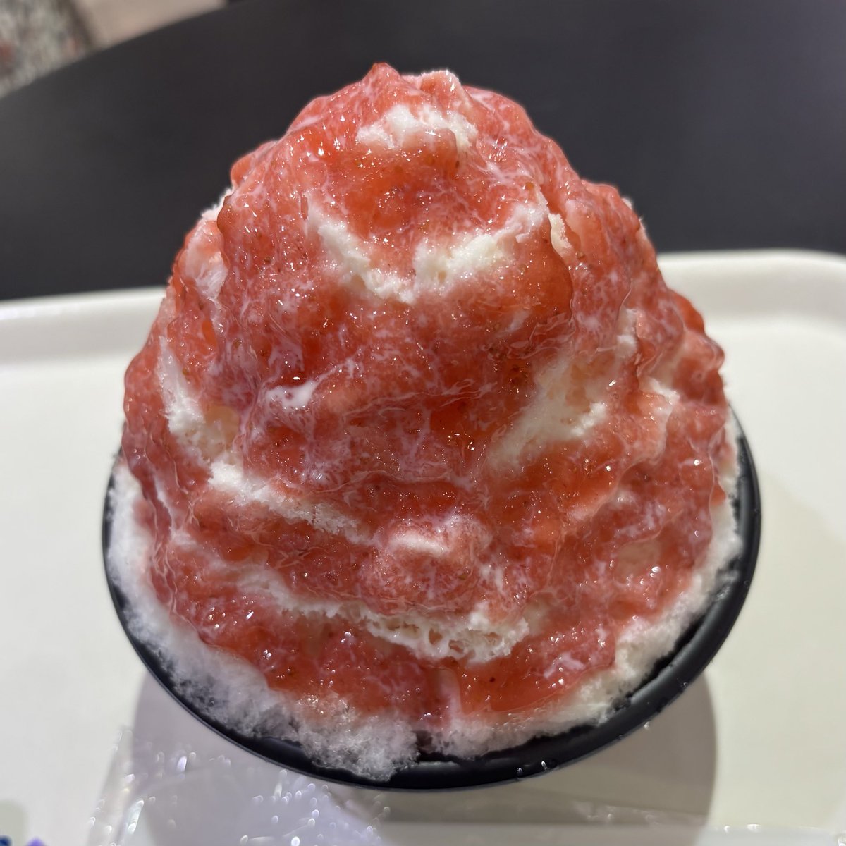 DORA123for5's tweet photo. 昨日の帰りに
暑さたまらん状態で
思わず梅田まで行ってきた🍧
どこも目玉は長蛇の列💦

なので比較的人少なめの
ところで頼んだけど
時間が経っても氷はヘタらず最後までフワフワだった😋
#HANSHINイチオシかき氷2026 
#ゴスマニかき氷部 https://t.co/dDDpYK6jE4