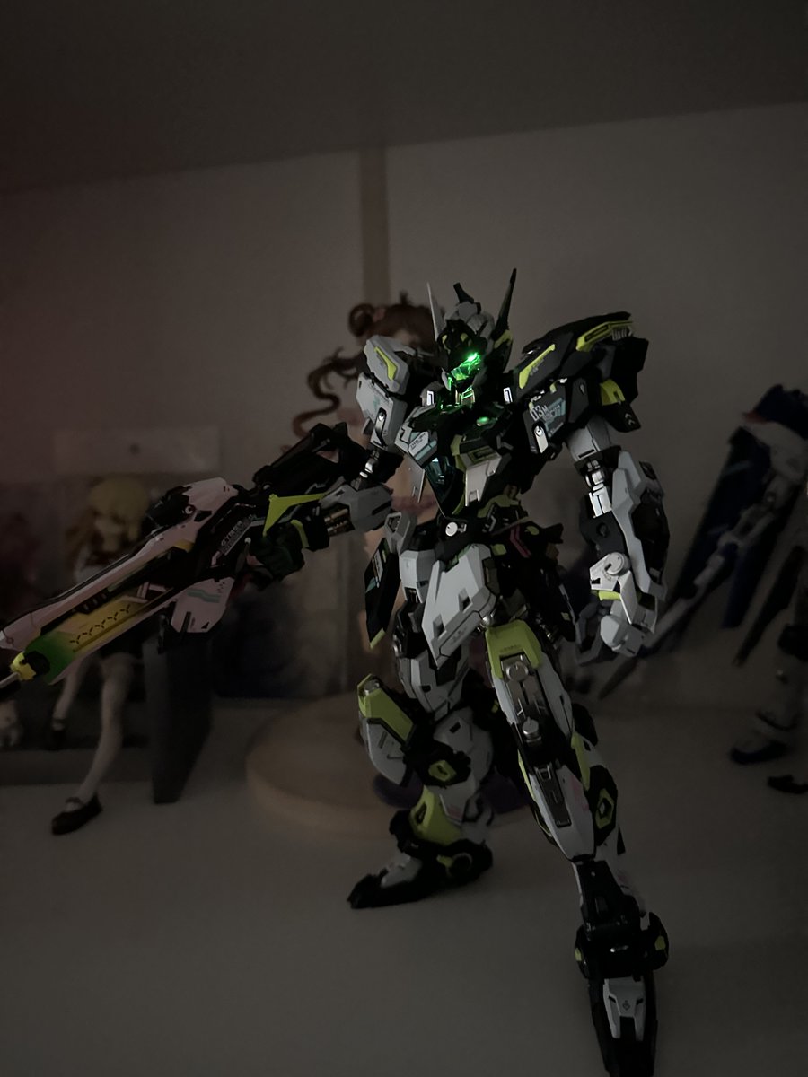 MillhioreFS's tweet photo. 塗装作業に丸 1 ヶ月費やし、本体だけ仕上がりました。バックパックはまだ未完です。😂😂😂
#ガンプラ https://t.co/2r4n46NY8A