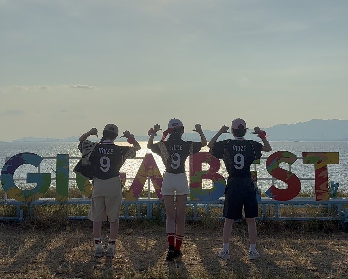 amarenaMZ's tweet photo. ジャイガで、マゼのサッカーシャツ初おろし♩
カイリュウのメンプロ公開時から、ザパフォのタオルと合わせて赤を差し色に夏フェスで着たいと思っていたので念願叶った🤍❤️🖤
裾や袖を絞ってタイトめに着てもいい感じ！
夕日をバックにしたお友達との写真もお気に入り🥰 https://t.co/psRi2FEDS1
