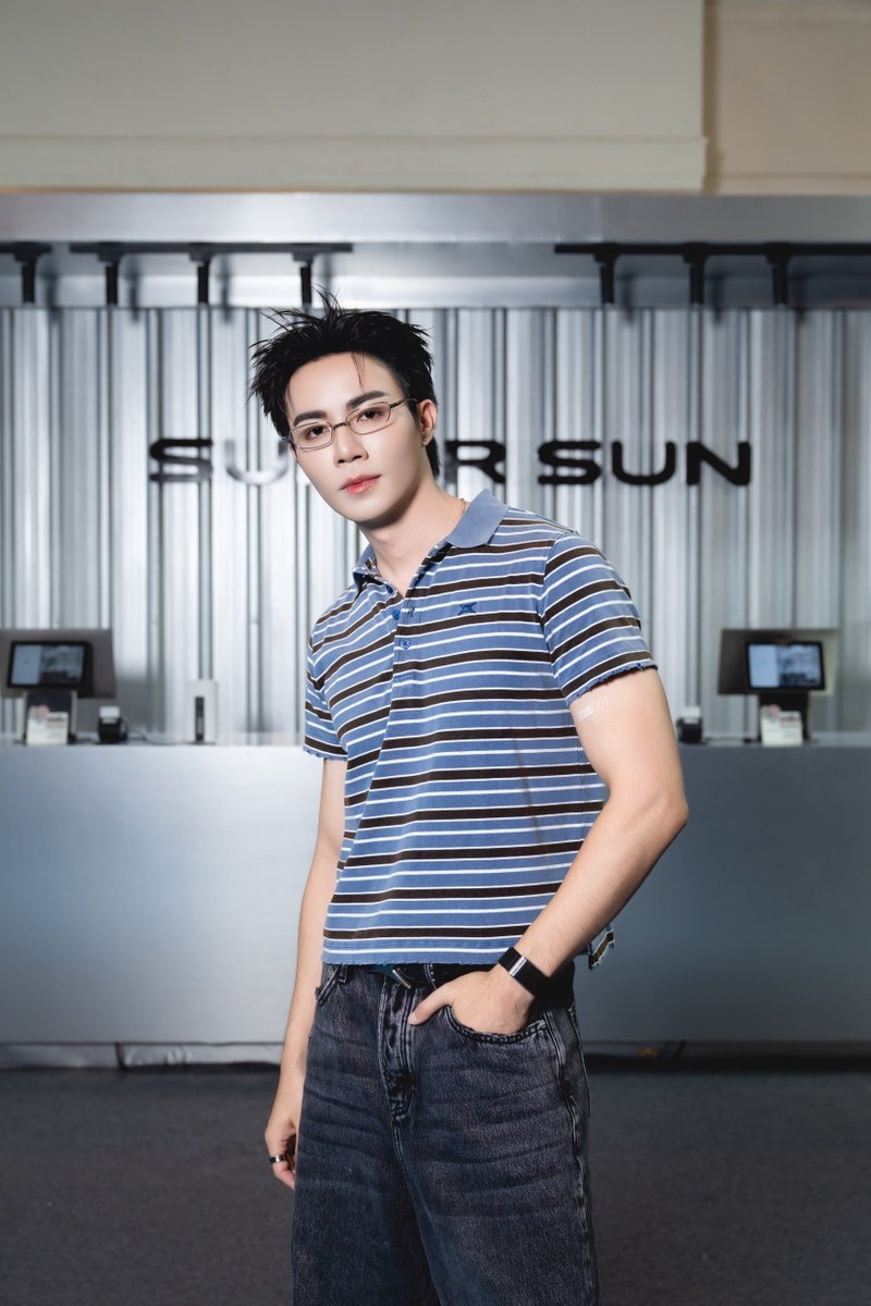 Hello_asian's tweet photo. อีกหนึ่งก้าวสำคัญ !! “ซี พฤกษ์” ทุ่มงบเปิด “SUPER SUN BANGKOK POP UP STORE” ครั้งแรกในไทย

ชวนแฟน ๆ เช็กอิน และสัมผัสประสบการณ์สุดเอ็กซ์คลูซีฟ วันนี้ – 9 ส.ค. ที่สยามเซ็นเตอร์

#ZeePrukSuperSunxSiamCenter 
#SUPERSUN #ZeePruk 
#SUPERSUNPOPUP 
#SUPERSUNPOPUPINBKK
#SUPERSUNxSIAMCENTER 

อีกหนึ่งแบรนด์แฟชั่นที่กำลังได้รับความสนใจอย่างล้นหลาม SUPER SUN แบรนด์ไลฟ์สไตล์ และสตรีทแวร์ที่ก่อตั้งโดย “ซี พฤกษ์ พานิช” หลังใช้เวลากว่า 3 ปีในการพัฒนาแบรนด์ภายใต้แนวคิด “ตัวตนของคุณไม่ควรถูกจำกัดด้วยนิยามใด ๆ” ล่าสุดได้สร้างอีกหนึ่งก้าวสำคัญด้วยการเปิด “SUPER SUN BANGKOK POP UP STORE” แห่งแรกในประเทศไทย ณ SIAM CENTER พร้อมพาแบรนด์ก้าวจากโลกออนไลน์สู่พื้นที่ที่ทุกคนสามารถเข้ามาสัมผัสตัวตนของ SUPER SUN ได้อย่างเต็มรูปแบบ
เมื่อวันที่ 31 กรกฎาคม 2659 ที่ผ่านมา “SUPER SUN BANGKOK POP UP STORE” ได้เปิดตัวอย่างเป็นทางการ พร้อมเผยโฉมคอลเลกชันล่าสุด OUTER SPACE ที่หยิบแรงบันดาลใจจากความไร้ขอบเขตของจักรวาลมาตีความผ่านงานดีไซน์ ถ่ายทอดแนวคิดของการกล้าแตกต่าง กล้าแสดงตัวตน และการก้าวออกจากทุกกรอบนิยาม สอดคล้องกับ DNA ของแบรนด์ที่เชื่อว่า “Shine from the Inside” เพราะสไตล์ที่แท้จริงเริ่มต้นจากความมั่นใจในตัวเอง สะท้อนแนวคิดของ SUPER SUN - Shine from the Inside นั่นเอง
โดยบรรยากาศในงานวันแรก! คึกคัก เมื่อเหล่าแฟน ๆ ของ SUPER SUN และ “ซี พฤกษ์” เดินทางมาปักหมุดเช็กอินตั้งแต่ช่วงเช้า เพื่อร่วมสัมผัสคอลเลกชันใหม่ และเลือกช้อปไอเท็มโปรดอย่างใกล้ชิด ภายใน “SUPER SUN BANGKOK POP UP STORE” ได้รวบรวมทั้งเสื้อผ้า Ready-to-Wear กระเป๋า แอ็กเซสซอรี และซิกเนเจอร์ไอเท็มของแบรนด์ ที่ออกแบบมาให้สนุกกับการมิกซ์แอนด์แมตช์ได้ในทุกลุค
อีกหนึ่งไฮไลต์สำคัญในงาน “SUPER SUN BANGKOK POP UP STORE” ก็คือ Exclusive Siam Center Item สินค้าสีพิเศษที่มีจำหน่ายเฉพาะ Pop-up Store เท่านั้น พร้อมโปรโมชัน ของสมนาคุณ ของรางวัลสุดเอ็กซ์คลูซีฟ และสิทธิพิเศษสำหรับสมาชิก ONESIAM รวมถึง Photo Booth ที่เปิดโอกาสให้ทุกคนเก็บภาพความทรงจำจากการมาเยือน “SUPER SUN BANGKOK POP UP STORE”

“ซี พฤกษ์” รู้สึกภูมิใจกับอีกหนึ่งก้าวสำคัญของ “SUPER SUN” กับการเปิดขายแบบออฟไลน์ เพื่อให้ทุกคนที่สนใจสิ้นค้าทุกคนได้มาสัมผัส ได้ลองสินค้า และเห็นดีเทลสินค้าที่เราอยากนำเสนอตัวตนของแบรนด์ โดยจากนี้ตั้งเป้าหมายเอาไว้ว่าจะมี “SUPER SUN BANGKOK POP UP STORE” ในทุกปี พร้อมลุยตลาดที่ต่างประเทศด้วย ฝาก SUPER SUN และคอลเลคชั่นใหม่ที่ผมตั้งใจทำมาก ๆ ด้วยนะครับ”
เปิดประสบการณ์ช้อปปิ้งที่จะทำให้คุณได้เปล่งประกายในแบบตัวเองไปกับ “SUPER SUN BANGKOK POP UP STORE” ได้แล้ววันนี้ถึง 9 สิงหาคม 2569 ที่ Atrium 2 ชั้น G SIAM CENTER และสามารถติดตามข้อมูลข่าวสารเพิ่มเติมได้ที่ X : @ssupersun และ IG : @supersun