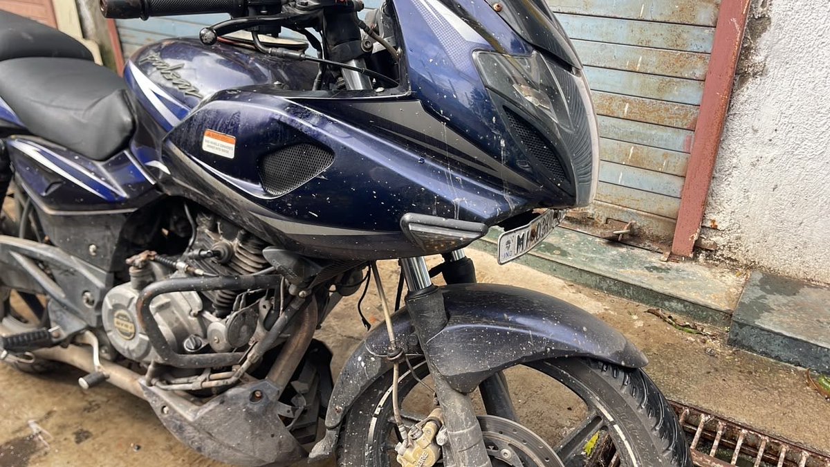 ShindeGiri's tweet photo. विध्याविहार ईस्ट-वेस्ट ब्रिजच्या कामादरम्यान सिमेंट माझ्या बाईकवर पडून नुकसान झाले. तक्रार क्र. R4-48110826. कृपया तात्काळ कारवाई करावी. @mybmc #Vidyavihar #Mumbai https://t.co/9Npq3nY4OX