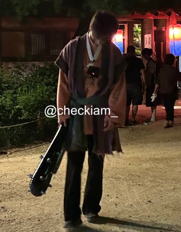 myseokryudan's tweet photo. matthew's day job vs his night job 🤍🖤 https://t.co/ZybIveMD9q