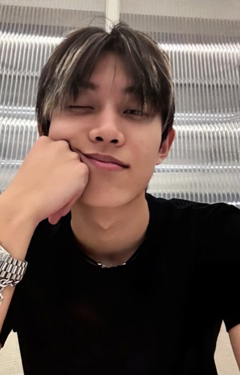 domeolli's tweet photo. #LimaRyulBU for September boy 🖤
Day 2: Apa top 3 selca ryul favorite kamu?
Edisi weverse tp ada yg dari pc juga, ini lah my top 3 aku HEHEHEHEH sering-sering muncul ngepap dong adik :(((
Tag teman-timun ryulmania semua lezzzgo yg mau ikutan boleh reply 🤚 https://t.co/oyjqNLAcEk